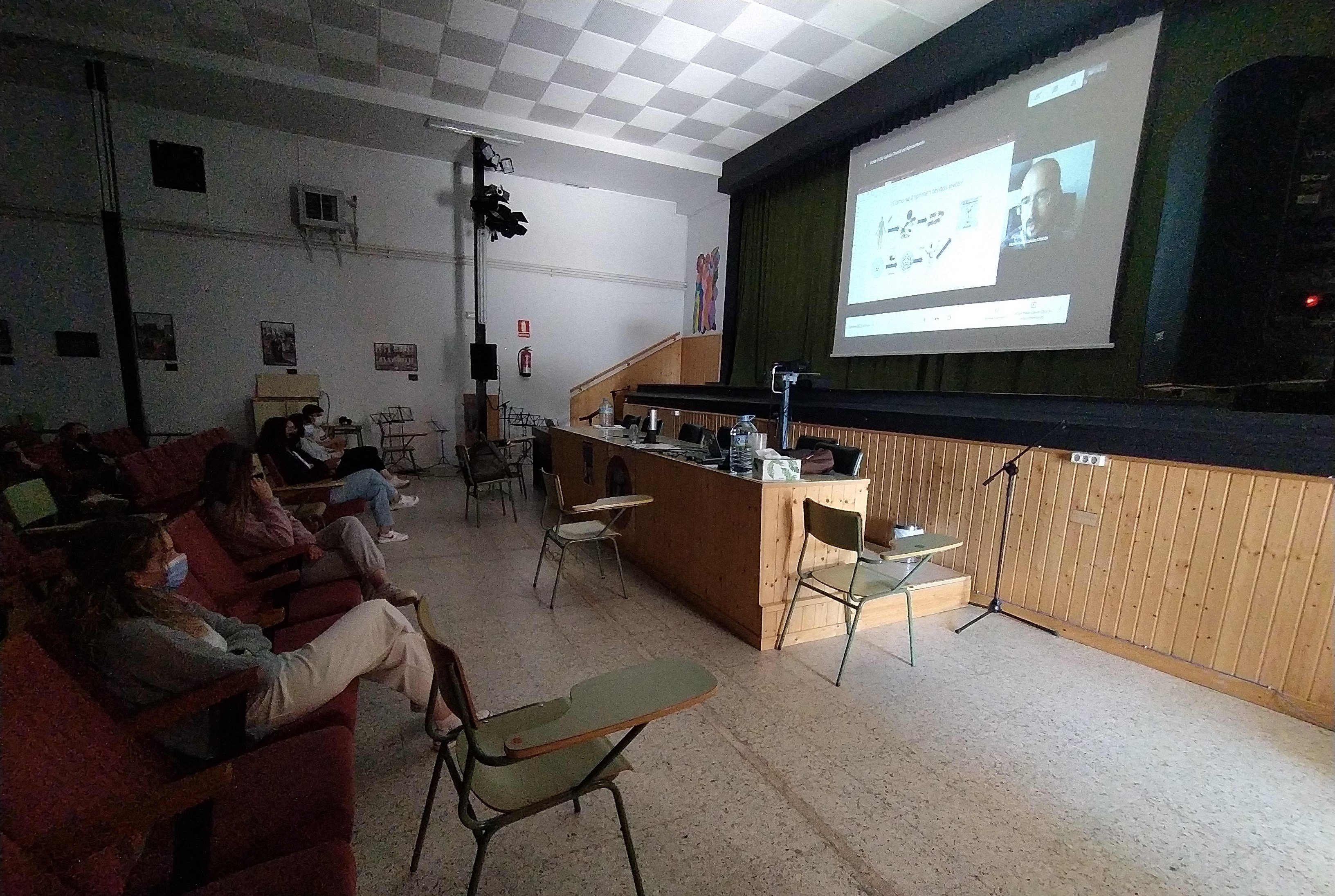 El Centro de Cirugía de Mínima Invasión Jesús Usón de Cáceres realizó una charla al Instituto de Enseñanza Secundaria Enrique Díez Canedo, de Puebla de la Calzada